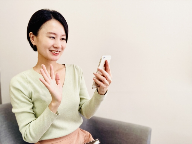 スマホでオンライン英会話する女性