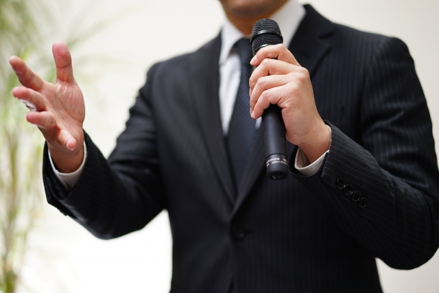 スピーチするビジネスマン