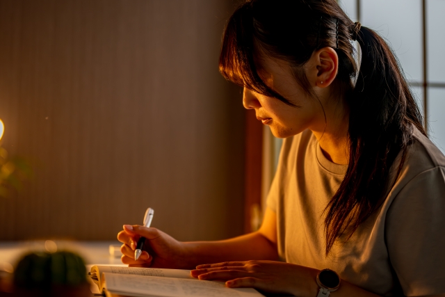 真剣に勉強中の女性