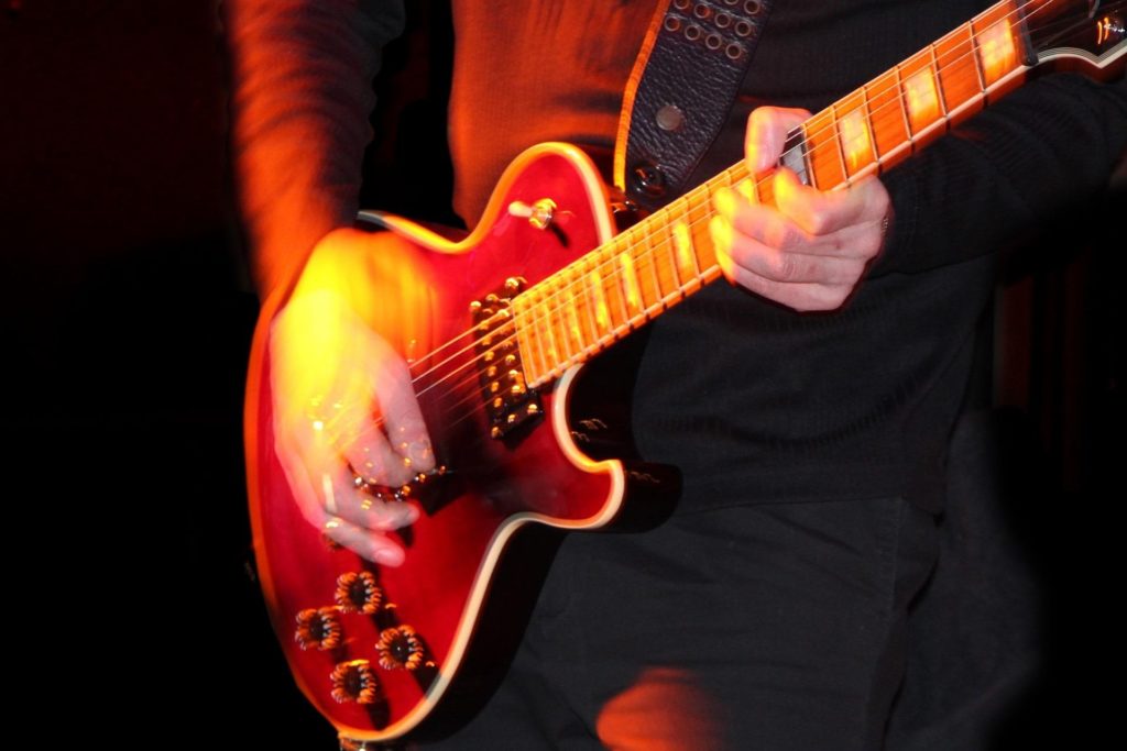 ギターを弾く手