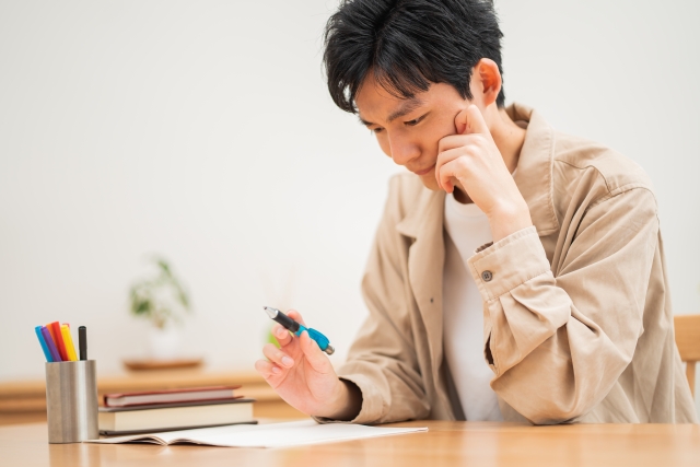 勉強中・学習中の男性